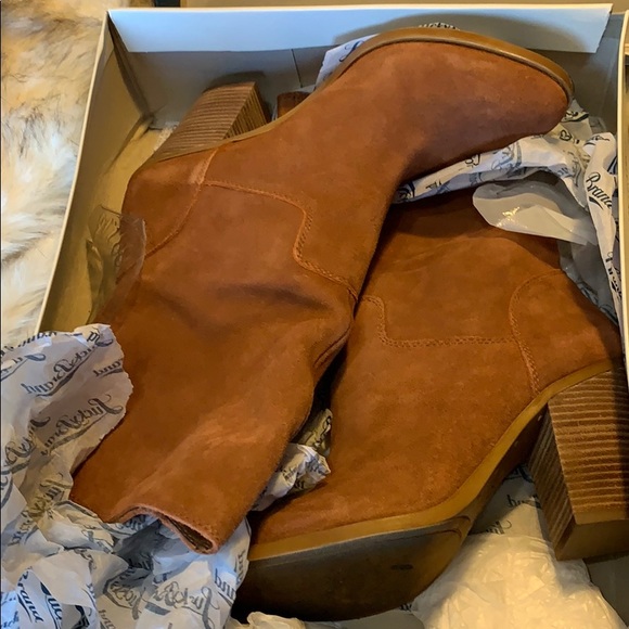 size 9 1/2 brown suede boots excellent condition - Picture 2 of 5